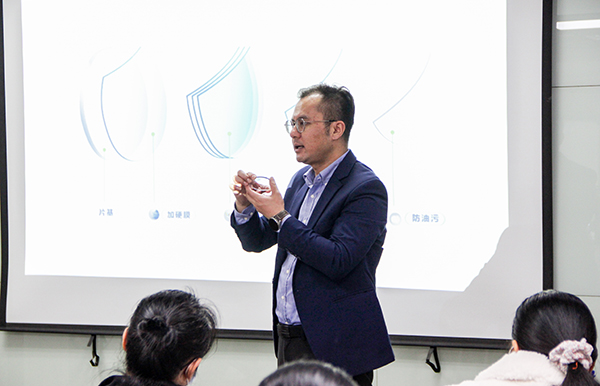 雅瑞金牌培训师蒋伟在和益总部介绍暴龙镜片