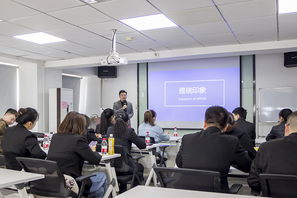 暴龙专卖店暴龙镜片培训在和益总部举行